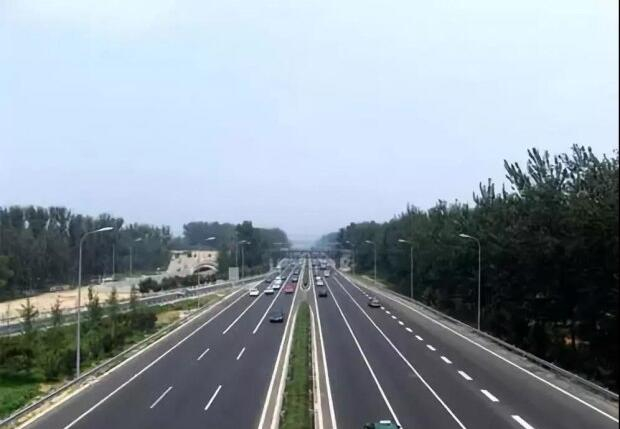 間斷性踩油門的操作，能讓我們在行駛時省油嗎？